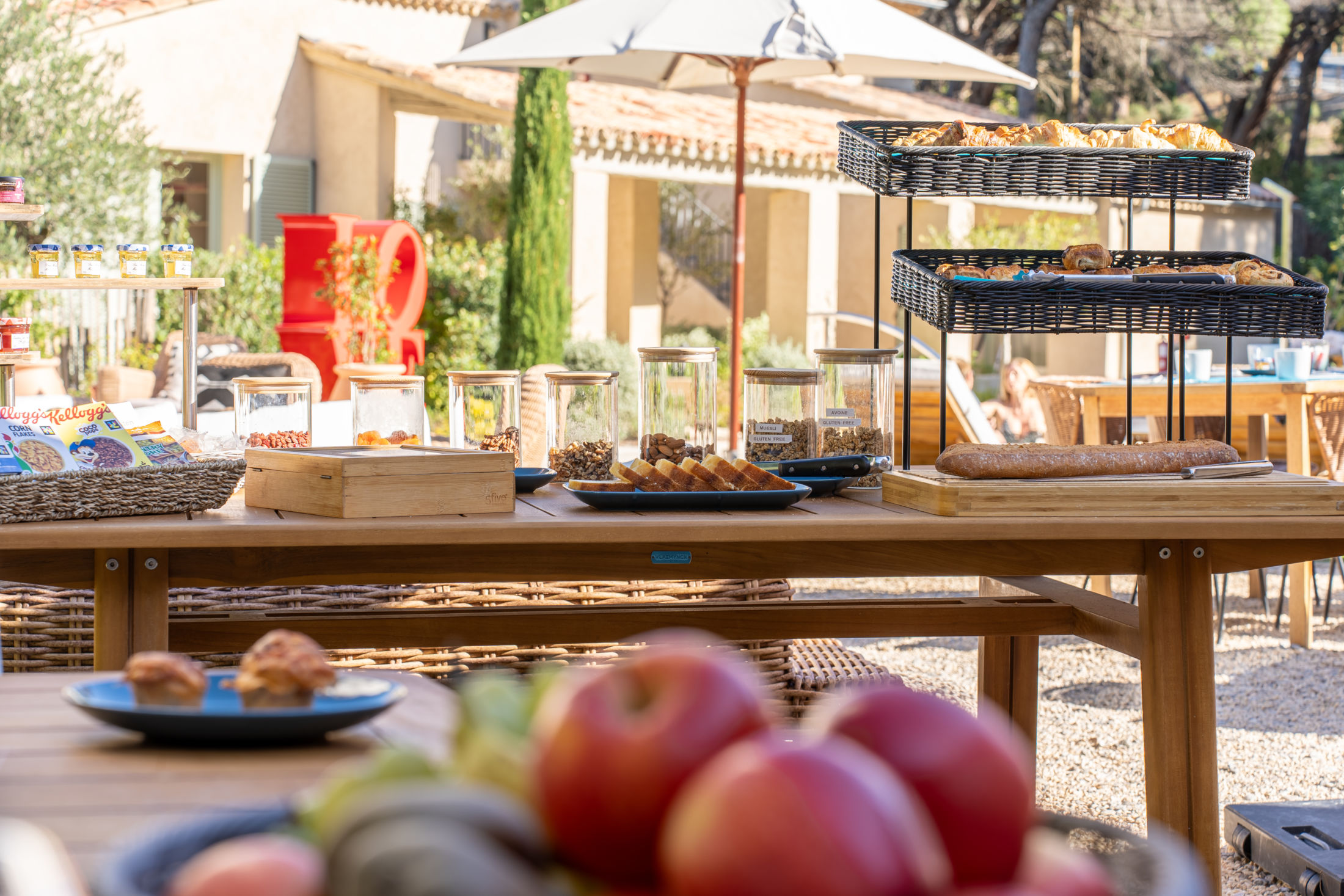 Buffet en plein air avec plats hotel-lescalet